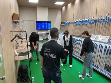 人, フェンス, 屋内, 男 が含まれている画像

AI 生成コンテンツは誤りを含む可能性があります。